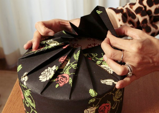 کادو کردن هدیه استوانهای شکل کادو کردن هدیه استوانهای شکل