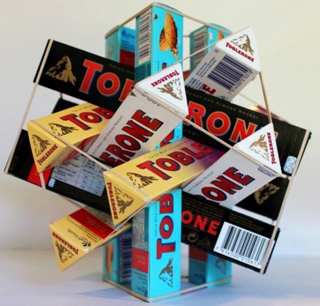 به نظر شما شکلی که از اتصال گوشه‌های شکلات‌ها بدست می‌آید چند وجهی است؟